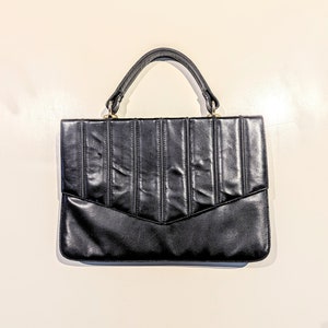 Monedero vintage negro con asa superior