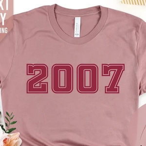 Maglietta per il 18° compleanno delle ragazze, maglietta per il compleanno del 2007 nel Regno Unito, magliette per la festa del 18° compleanno per ragazze, regalo per il 18° compleanno per amica 2025 magliette