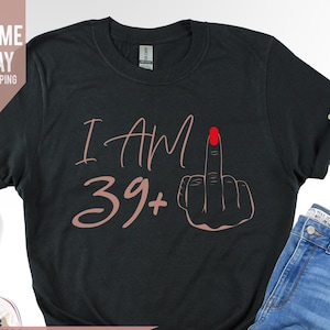 Ich bin 39+ Mittelfinger T-Shirt, Damen 40. Geburtstag Shirt, Party T-Shirt, personalisiertes T-Shirt, Geburtstagskind-T-Shirt, lustiges Geburtstags-T-Shirt