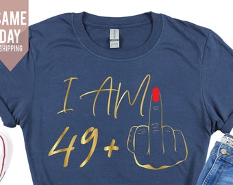I Am 49+ Middle Finger T-shirt, Ladies 50th Birthday Shirt, Party T-shirt, T-shirt personalizzata, Birthday Girl Tshirt, 50 Funny Birthday Tee