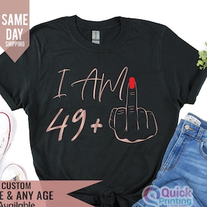 Ich bin 49+ Mittelfinger T-Shirt, Damen 50. Geburtstag Shirt, Party T-Shirt, personalisiertes T-Shirt, Geburtstagskind-T-Shirt, 50 lustiges Geburtstags-T-Shirt