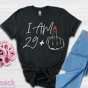 Ich bin 29+ Mittelfinger T-Shirt, Damen 30. Geburtstag Shirt, Party T-Shirt, personalisiertes T-Shirt, Geburtstagskind-T-Shirt, lustiges Geburtstags-T-Shirt