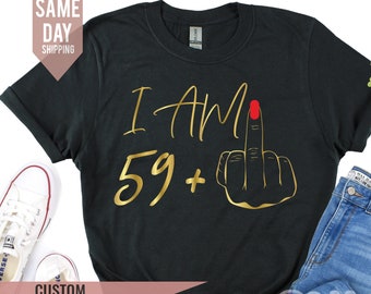 I Am 59+ Middle Finger T-shirt con cappuccio, maglione, Ladies 60th Birthday Shirt, T-shirt personalizzata, Birthday Girl Tshirt, Funny Birthday Top