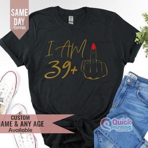 Kundenspezifisches Geburtstags-T-Shirt, ich bin 39+ Mittelfinger T-Shirt, Damen 40. Geburtstags-Shirt, personalisiertes T-Shirt, Geburtstagskind-T-Shirt, 30