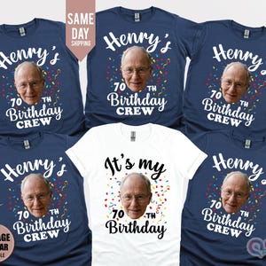 Könnte beinhalten: Marineblaue und weiße T-Shirts mit einem Foto eines Mannes und dem Text "Henry's 70th Birthday Crew." Ein weißes T-Shirt trägt die Aufschrift "It's my 70th Birthday." Konfetti-Grafiken sind enthalten.