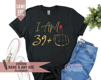 Maglietta di compleanno personalizzata, T-shirt con dito medio I Am 39+, Camicia da donna per il 40esimo compleanno, T-shirt personalizzata, Maglietta per ragazza di compleanno, T per il 30esimo compleanno