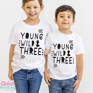 Jeune sauvage trois anniversaire T-shirt 3e anniversaire garçons filles, t-shirt d'anniversaire personnalisé pour enfants, chemise d'anniversaire de n'importe quel nom d'âge, tenue d'anniversaire