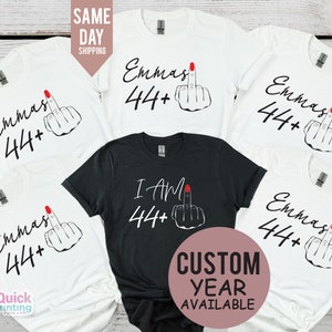 Ich bin 44+ Mittelfinger T-Shirt, Damen 45 Geburtstag Shirt, Party T-Shirt, personalisiertes T-Shirt, Geburtstagskind-T-Shirt, lustiges Geburtstags-T-Shirt