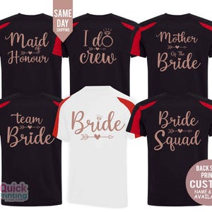 Puede incluir: Una colección de camisetas negras y blancas con detalles rojos en las mangas. Cada camiseta presenta texto en oro rosa, incluyendo "Maid of Honour", "I do crew", "Mother of the Bride", "team Bride", "Bride" y "Bride Squad".