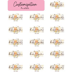 Puede incluir: Varios dise&ntilde;os con un oso de dibujos animados, miel y abejas. Los dise&ntilde;os incluyen palabras como "Daddy", "Grandma", "Mummy" y "Custom", con "Est. 2026" debajo. Una pancarta rosa en la parte superior dice "Customisation Available".