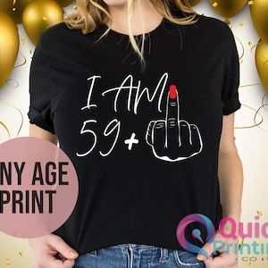 Ich bin 59+ Mittelfinger T-Shirt Hoodies, Pullover, Damen 60. Geburtstag Shirt, personalisiertes T-Shirt, Geburtstagskind-T-Shirt, lustiges Geburtstags-Top