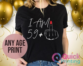 I Am 59+ Middle Finger T-shirt con cappuccio, maglione, Ladies 60th Birthday Shirt, T-shirt personalizzata, Birthday Girl Tshirt, Funny Birthday Top