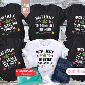 Puede incluir: Conjunto de cinco camisetas de Navidad negras y blancas con un diseño festivo. Cada camiseta presenta un dicho humorístico diferente sobre la Navidad, como "Most Likely to Shoot the Reindeer" y "Most Likely to Drink Santa's Beer".