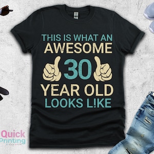 Dies ist ein tolles 30-jähriges Geburtstagsgeschenk, 30. Party-T-Shirt, personalisiertes T-Shirt, Geburtstagskind-T-Shirt, lustiges Geburtstags-T-Shirt