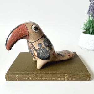 Handbemalte Tukan-Vogelfigur aus mexikanischer Keramik von El Palomar Ken Edwards aus den 1950er Jahren | Mexikanische Volkskunst Keramik Tonala Vogel Skulptur