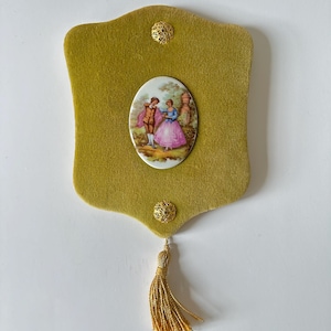 Antikes Limoges-Cameo-Wanddekor aus Porzellan | Französische verzierte Limoges-Fragonard-Plakette | Gold-Rokoko-Dekor | Hollywood Regency