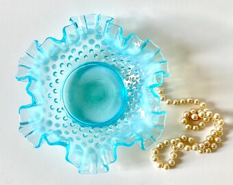 フェントン　クランベリーオパルセント　ホブネイル　フリルエッジ　刻印アリ フェントン ヴィンテージ ライトブルー オパールセント ホブネイル