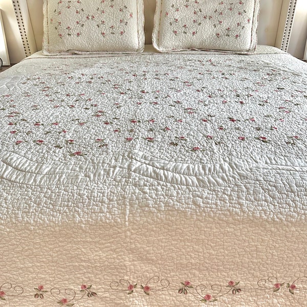 Vintage 3-Piece Elegant Floral Embroidered Quilted Bedspread | Queen Size Coverlet Set