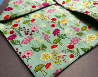 Bandana para perros con estampado floral y de hongos