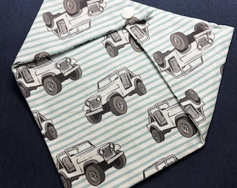 Pañuelo para perro blanco con estampado de vehículo 4x4 y rayas azul claro.