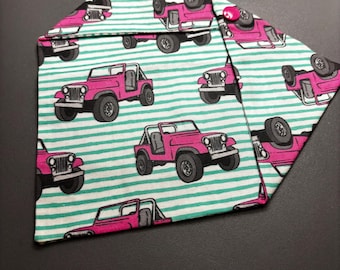 Pañuelo para perro rosa con estampado de vehículo 4x4 y rayas turquesas y blancas.