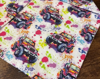 Pañuelo para perro con forma de vehículo 4x4 rosa con salpicaduras de pintura neón y broche