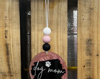 Abalorio de coche de mamá perro