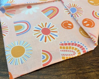 Pañuelo para perro Sunshine Smiles & Boho Rainbows con cierre a presión