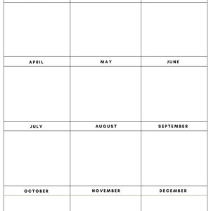 Op de afbeelding: Een printbare kalender sjabloon om een jaar in &eacute;&eacute;n oogopslag te plannen. De kalender is verdeeld in 12 maanden, met voor elke maand een eigen vak. De maanden zijn gelabeld van januari tot en met december.