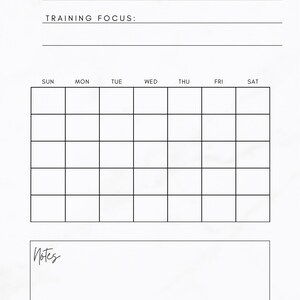 Op de afbeelding: Een printbare maandelijkse pole fitness training kalender met secties voor maand, jaar, trainingsfocus en notities. De kalender heeft een raster voor elke dag van de week, met de dagen van de week gelabeld bovenaan.