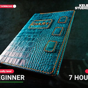 Puede incluir: Una agenda de cuero azul turquesa con costuras naranjas y la palabra "DIARY" en relieve en la parte delantera. La agenda es un proyecto de nivel principiante que tarda 7 horas en completarse.