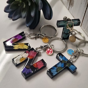 Personalized dried flower keychain/resin letter keychain/gift for women/friends/dried flower keychain with happy face charm