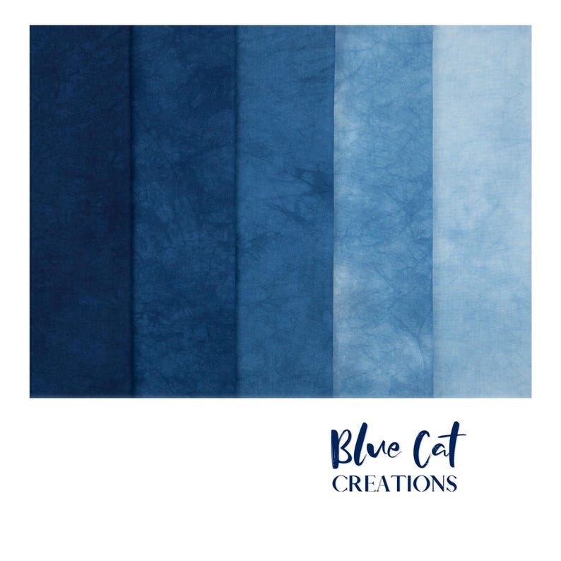 K&ouml;nnte beinhalten: F&uuml;nf vertikale Stoffmuster in einem Farbverlauf von Dunkelmarineblau bis Hellhimmelblau, jedes mit einer subtilen, zerknitterten Batik-Textur. Unter dem Stoff ist der Text Blue Cat CREATIONS in einer dunkelblauen Schriftart aufgedruckt.