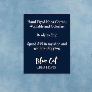 K&ouml;nnte beinhalten: Ein dunkelblaues rechteckiges Schild mit wei&szlig;em Text: Hand-Dyed Kona Cotton: Washable and Colorfast, Ready to Ship, Spend $35 in my shop and get Free Shipping, sowie der Markenname Blue Cat CREATIONS am unteren Rand.