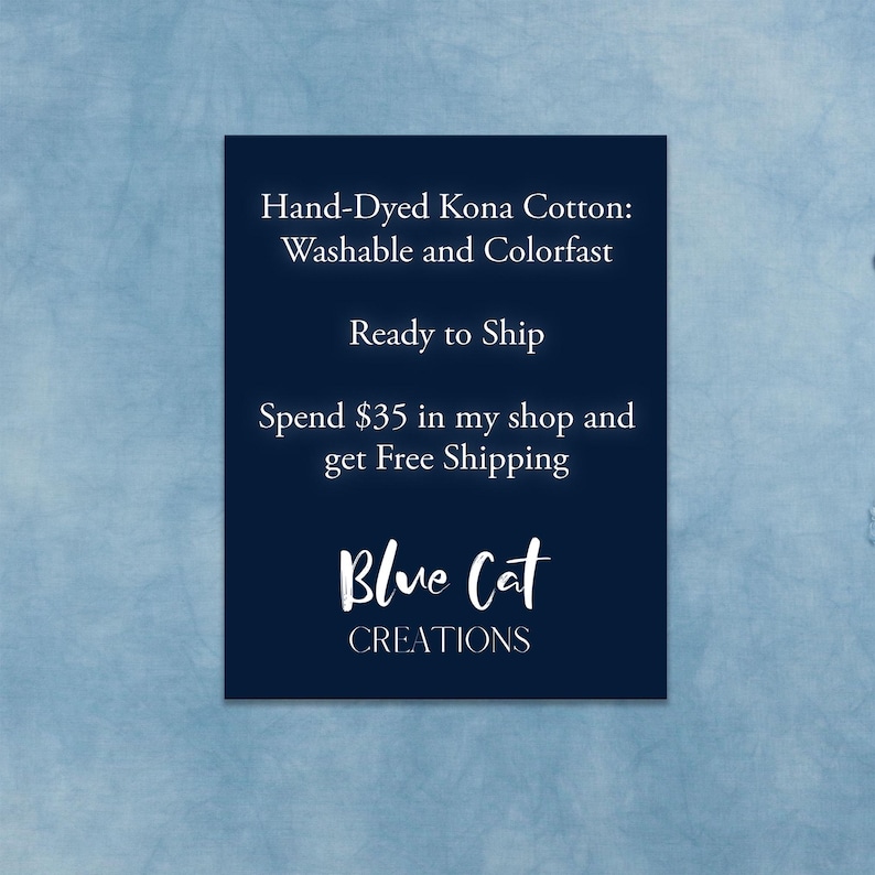 K&ouml;nnte beinhalten: Ein dunkelblaues rechteckiges Schild mit wei&szlig;em Text: Hand-Dyed Kona Cotton: Washable and Colorfast, Ready to Ship, Spend $35 in my shop and get Free Shipping, sowie der Markenname Blue Cat CREATIONS am unteren Rand.