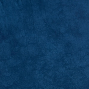K&ouml;nnte beinhalten: Ein tief dunkelblauer Stoff mit einem subtilen, gesprenkelten Batikmuster. Die Oberfl&auml;che weist Variationen in der Farbintensit&auml;t auf, die von dunklem Mitternachtsblau bis zu helleren Indigot&ouml;nen reichen und einen weichen, organischen Effekt erzeugen.