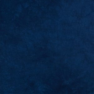 K&ouml;nnte beinhalten: Ein einfarbiger Stoff in tiefem Marineblau mit einer subtilen, gesprenkelten Textur. Die Oberfl&auml;che weist leichte Farbvariationen auf, die ein weiches, wolkenartiges Erscheinungsbild &uuml;ber das gesamte Material erzeugen, ohne erkennbare Muster.