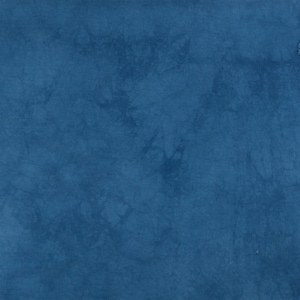 K&ouml;nnte beinhalten: Ein tiefblauer Stoff mit einem gesprenkelten Batikmuster in verschiedenen Indigo- und Marine-T&ouml;nen. Die Oberfl&auml;che weist ein strukturiertes, organisches Erscheinungsbild auf, das durch den F&auml;rbeprozess entsteht und einen komplexen Effekt erzeugt.