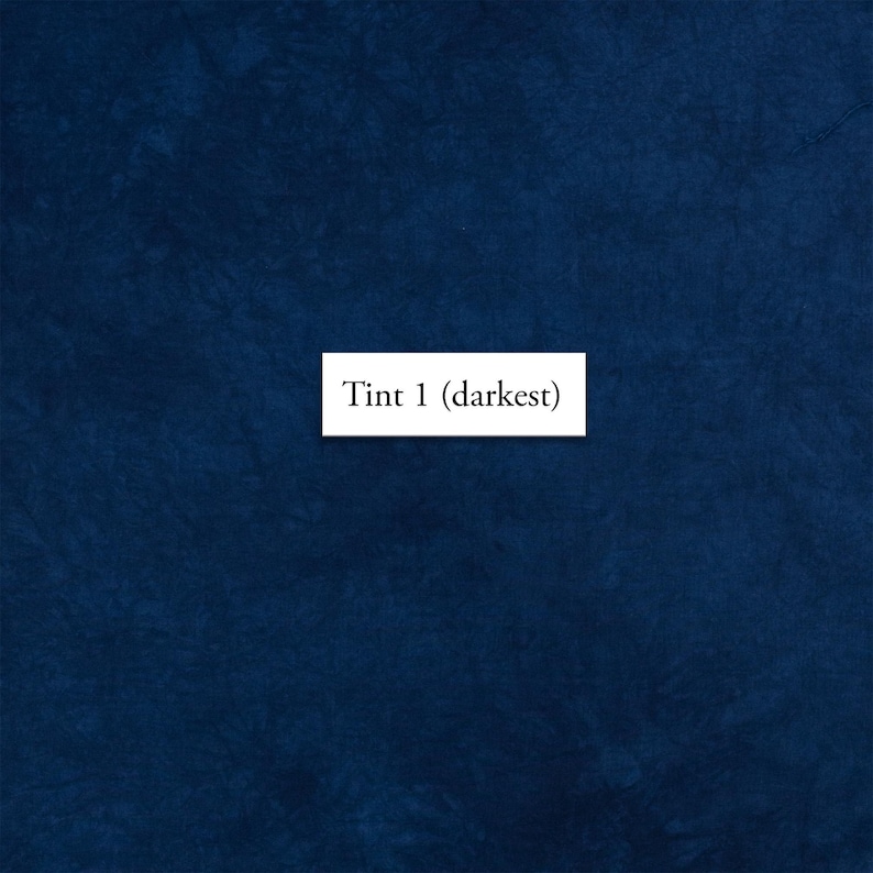 K&ouml;nnte beinhalten: Ein tief dunkelblaues Stoffmuster mit einer gesprenkelten, strukturierten Oberfl&auml;che. In der Mitte des Stoffes befindet sich ein wei&szlig;es rechteckiges Etikett mit dem schwarzen Aufdruck "Tint 1 (darkest)" in einer serifenlosen Schrift.