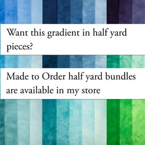 K&ouml;nnte beinhalten: Eine Sammlung von Stoffmustern, die in einem Farbverlauf von tiefem Blau und Violett bis hin zu hellem Gr&uuml;n angeordnet sind. Der Text auf dem Bild lautet: Want this gradient in half yard pieces? Made to Order half yard bundles are available in my store.