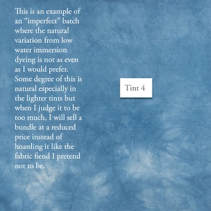 K&ouml;nnte beinhalten: Ein blauer Stoffabschnitt mit einem marmorierten Batikmuster. Der Text links lautet: This is an example of an &ldquo;imperfect&rdquo; batch where the natural variation from low water immersion dyeing is not as even as I would prefer. Ein wei&szlig;es Etikett zeigt: Tint 4.