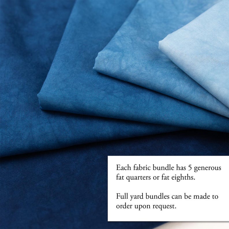 K&ouml;nnte beinhalten: Eine Sammlung von f&uuml;nf gefalteten Stoffst&uuml;cken in einem Farbverlauf aus Blaut&ouml;nen, von tiefem Marineblau bis zu hellem Himmelblau. Ein wei&szlig;es rechteckiges Etikett ist mit folgendem Text &uuml;berlagert: Each fabric bundle has 5 generous fat quarters or fat eighths. Full yard bundles can be made to order upon request.