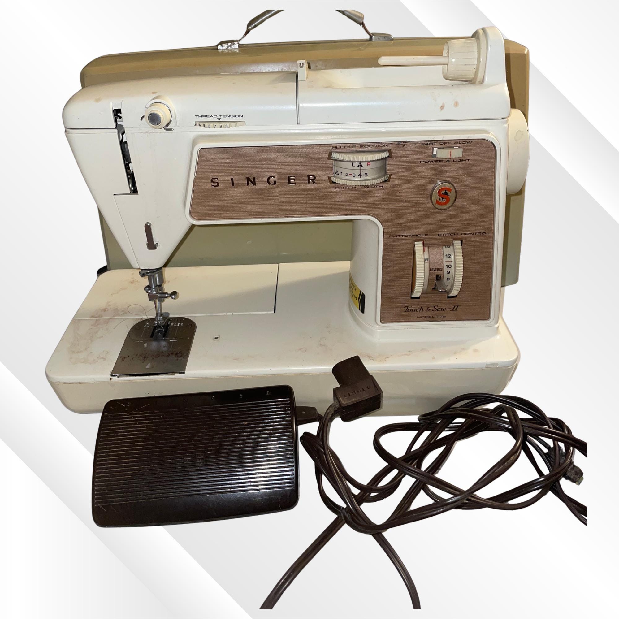 MASH　1950s フランスSINGER社 ヴィンテージ アンティーク Vintage Singer Touch & Sew Deluxe Zig-zag Model 758 Sewing Machine