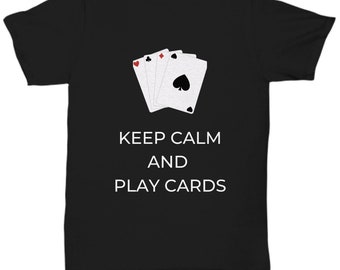 Puede incluir: Camiseta negra con un gráfico blanco de cartas de juego y el texto "Keep Calm and Play Cards".
