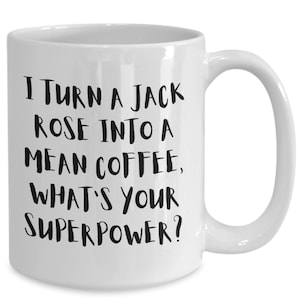 Könnte beinhalten: Eine weiße Keramik-Kaffeetasse mit schwarzem Text, der lautet: "Ich verwandele einen Jack Rose in einen starken Kaffee, was ist deine Superkraft?"