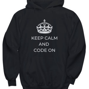 Könnte beinhalten: Schwarzer Kapuzenpullover mit einer weißen Krone und dem Text "Keep Calm and Code On".