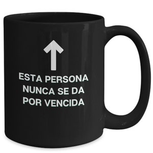 Esta Persona Nunca Se Da Por Vencida. Taza En Espanol Para Luchadores