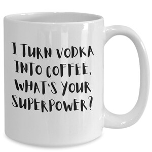 Könnte beinhalten: Weiße Keramik-Kaffeetasse mit schwarzem Text, der lautet: "Ich verwandele Wodka in Kaffee, was ist deine Superkraft?"