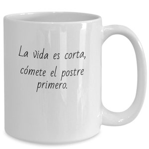 Taza de Cafe Divertida en Espanol de La Vida Es Corta Comete El Postre Primero