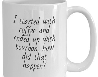 Può includere: Tazza da caffè in ceramica bianca con testo nero che recita "Ho iniziato con il caffè e sono finito con il bourbon, come è successo?"